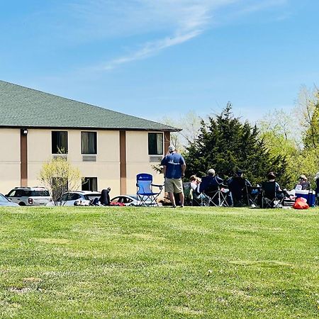 アメリカズ ベスト バリュー イン&スイーツ ピンクニービル Pinckneyville エクステリア 写真